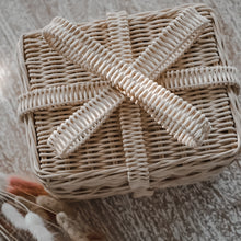 将图片加载到图库查看器,Rattan Bow Basket