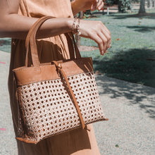 将图片加载到图库查看器,Mini Mia Tote