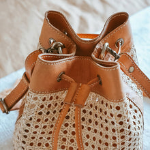 将图片加载到图库查看器,Laura Bucket Bag