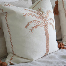将图片加载到图库查看器,Nua Palm Cushion