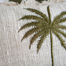 将图片加载到图库查看器,Banda Palm Cushion