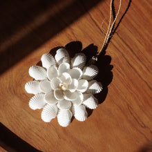 将图片加载到图库查看器,Little Flower Shell Ornament