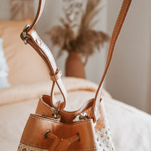 将图片加载到图库查看器,Laura Bucket Bag