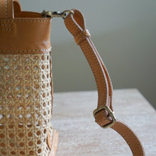 将图片加载到图库查看器,Mini Mia Tote