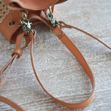 将图片加载到图库查看器,Laura Bucket Bag