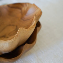 将图片加载到图库查看器,Clam Wooden Trinket Dish