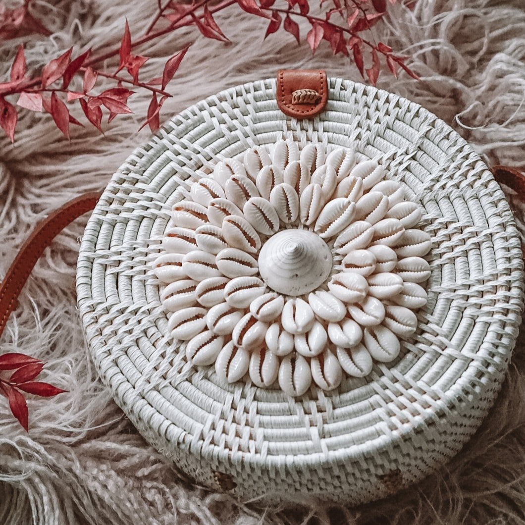 Flower Shell Round Bag (White)