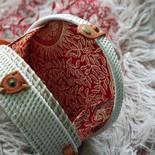 Load image into Gallery viewer, Flower Shell Round Bag (White)
