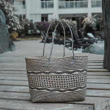 将图片加载到图库查看器，Saya Bag
