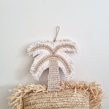 画像をギャラリービューアに読み込む, Nunu Palm Tree Hanging
