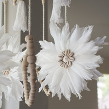 将图片加载到图库查看器，Lily Feather Hanging Mobile
