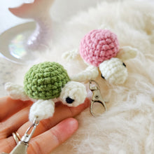 画像をギャラリービューアに読み込む, Crochet Turtle Keychain
