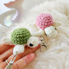 将图片加载到图库查看器，Crochet Turtle Keychain
