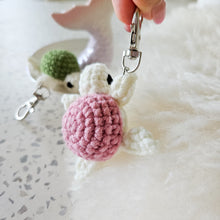 将图片加载到图库查看器，Crochet Turtle Keychain
