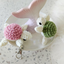 将图片加载到图库查看器，Crochet Turtle Keychain
