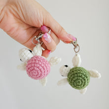 将图片加载到图库查看器，Crochet Turtle Keychain
