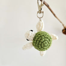 이미지를 갤러리 뷰어에 로드 , Crochet Turtle Keychain
