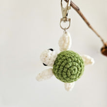 将图片加载到图库查看器，Crochet Turtle Keychain
