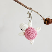 이미지를 갤러리 뷰어에 로드 , Crochet Turtle Keychain
