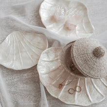 画像をギャラリービューアに読み込む, Clam Pearl Trinket Dish
