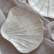 画像をギャラリービューアに読み込む, Clam Pearl Trinket Dish
