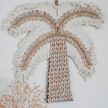 将图片加载到图库查看器，Nunu Palm Tree Hanging

