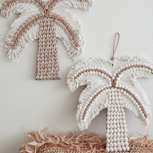 画像をギャラリービューアに読み込む, Nunu Palm Tree Hanging
